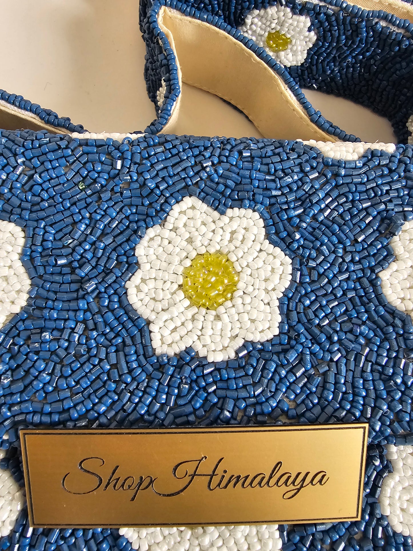 Beaded Daisy shoulder bag, Handcrafted Elegance for Every Occasion, floral beaded bag