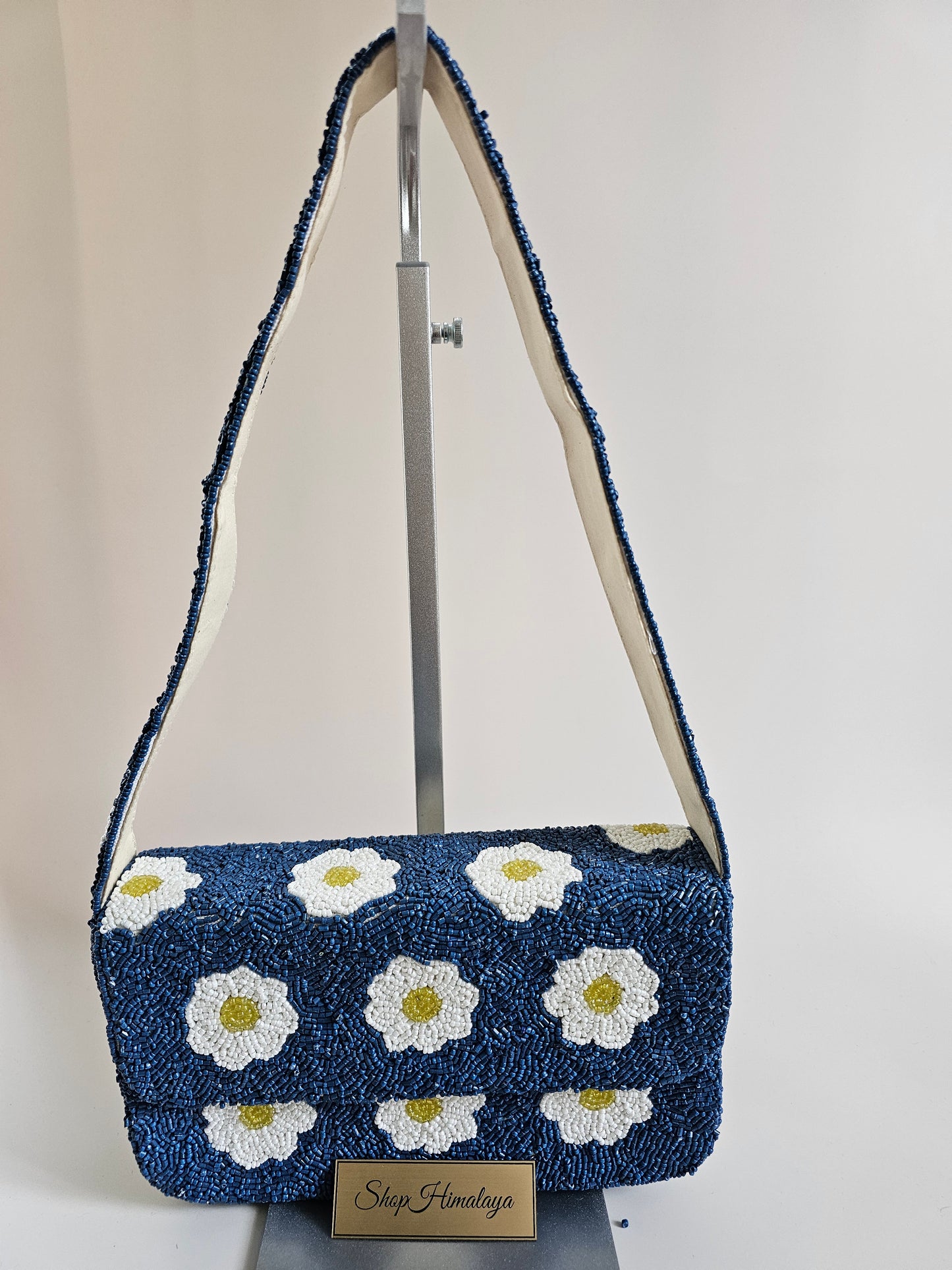 Beaded Daisy shoulder bag, Handcrafted Elegance for Every Occasion, floral beaded bag
